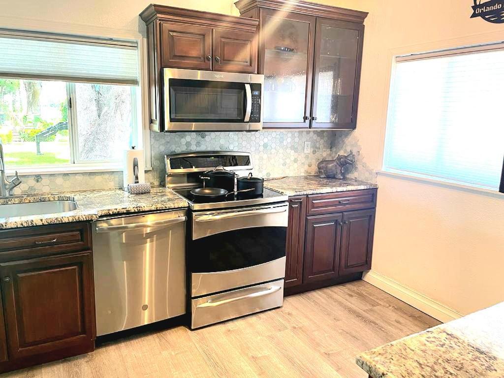 Orlando Lakefront Tiny Homes 6 Plus Month Rentals Bilik gambar