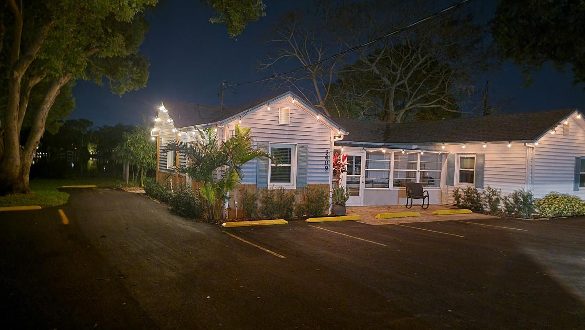 Orlando Lakefront Tiny Homes 6 Plus Month Rentals Bilik gambar